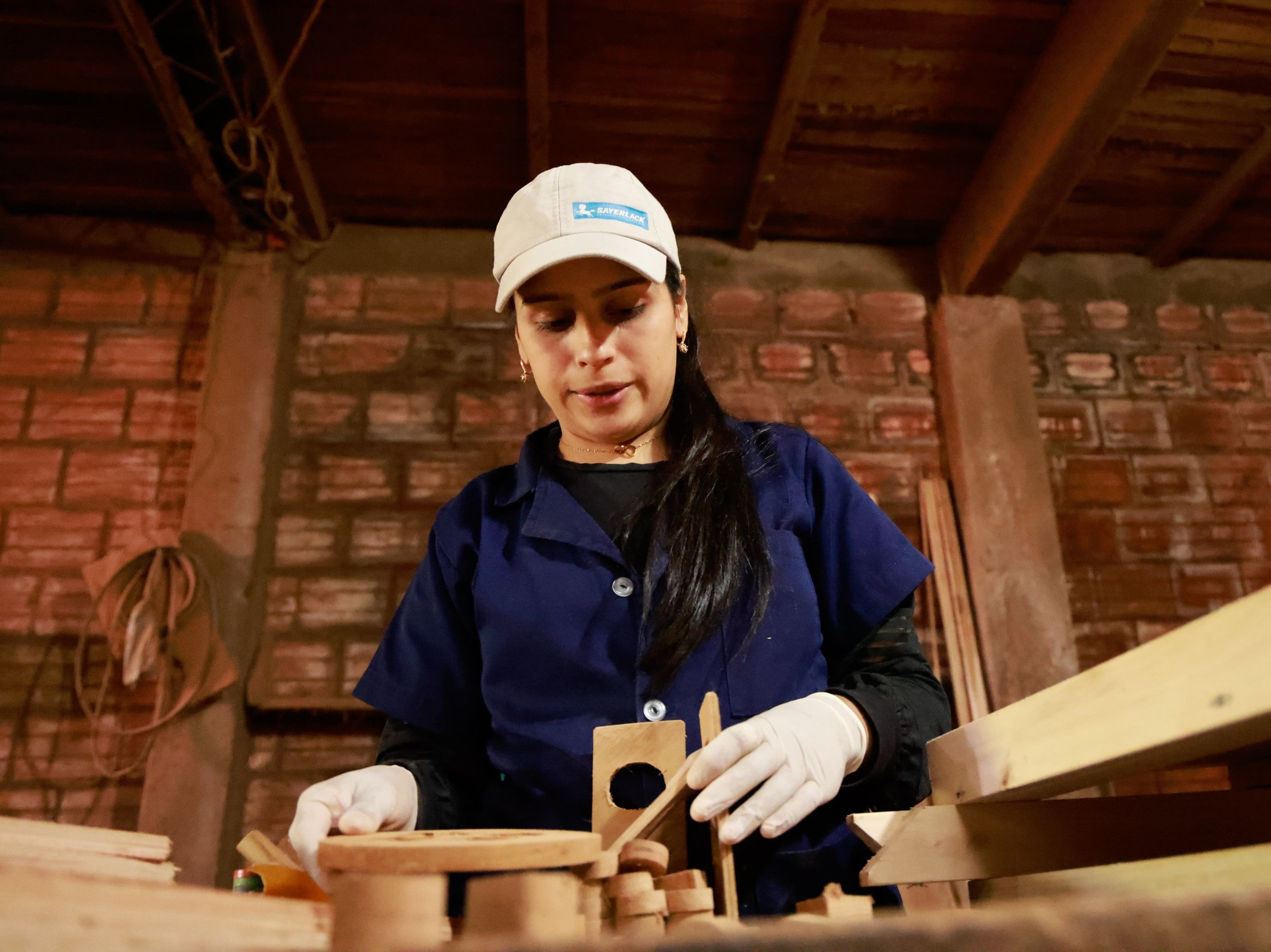 De juegos de infancia a una Mipyme: Dalila transforma madera reciclada en esperanza para la educación
